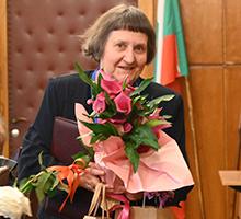 Проф. д-р Мария Нишева бе удостоена с Почетен знак „Св. Климент Охридски“ със синя лента Проф. д-р Мария Нишева бе удостоена с Почетен знак „Св. Климент Охридски“ със синя лента
